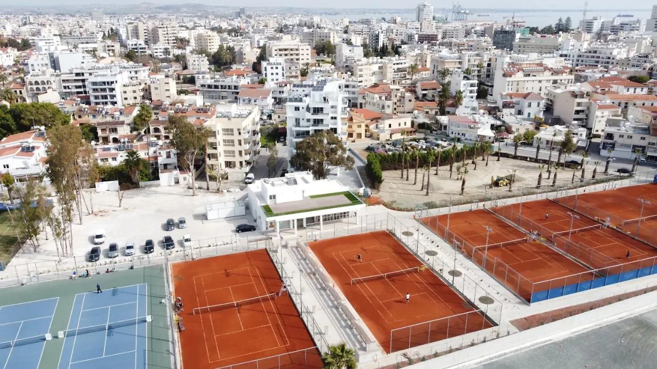 לרנקה Liv Urban Suites 4*,