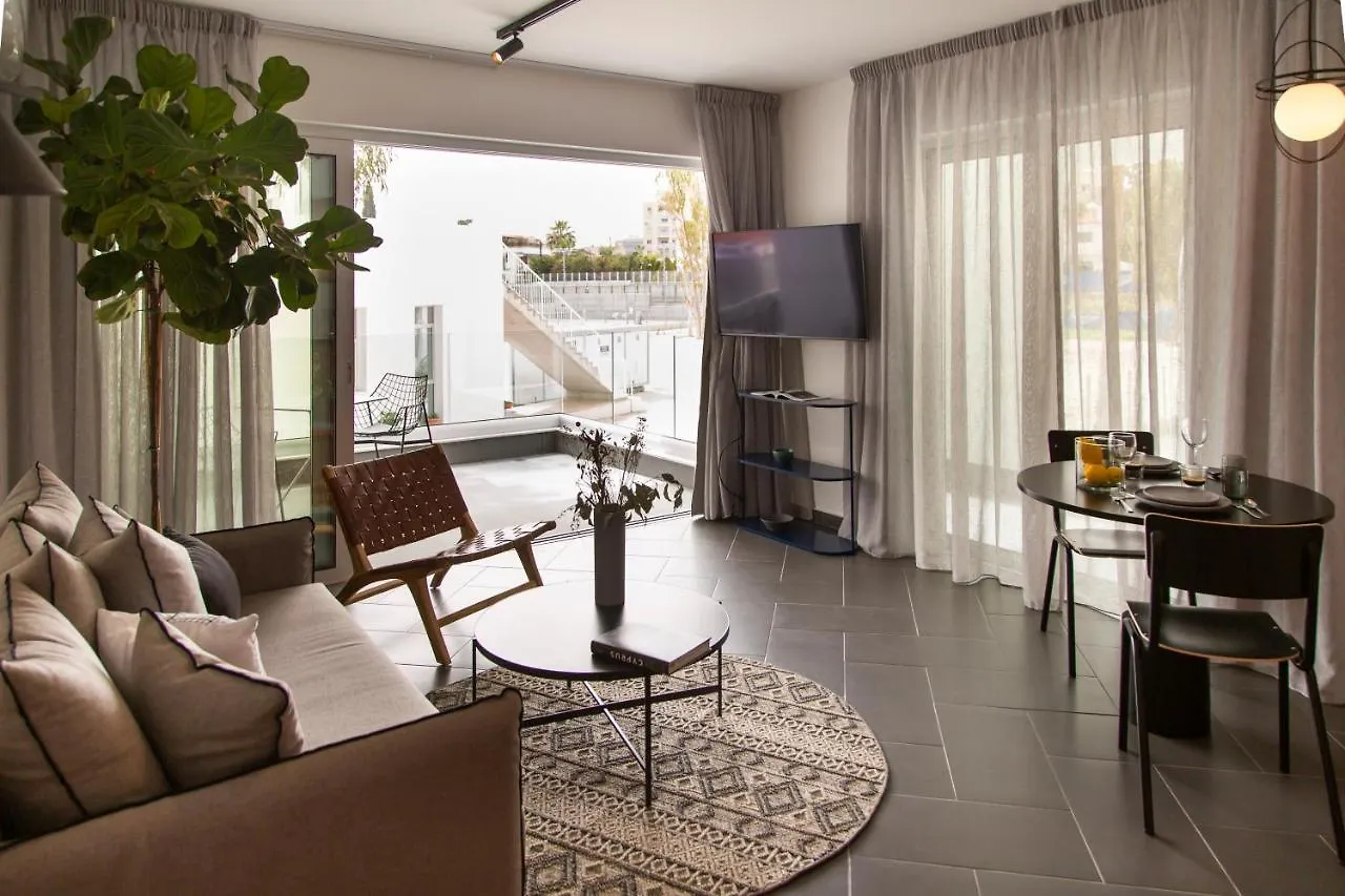 לרנקה Liv Urban Suites קפריסין