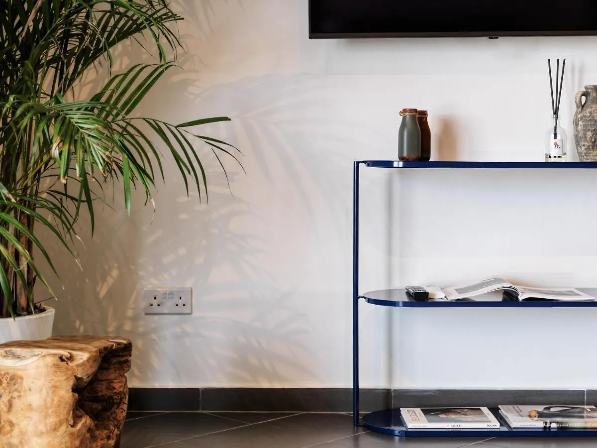 לרנקה Liv Urban Suites מלון דירות